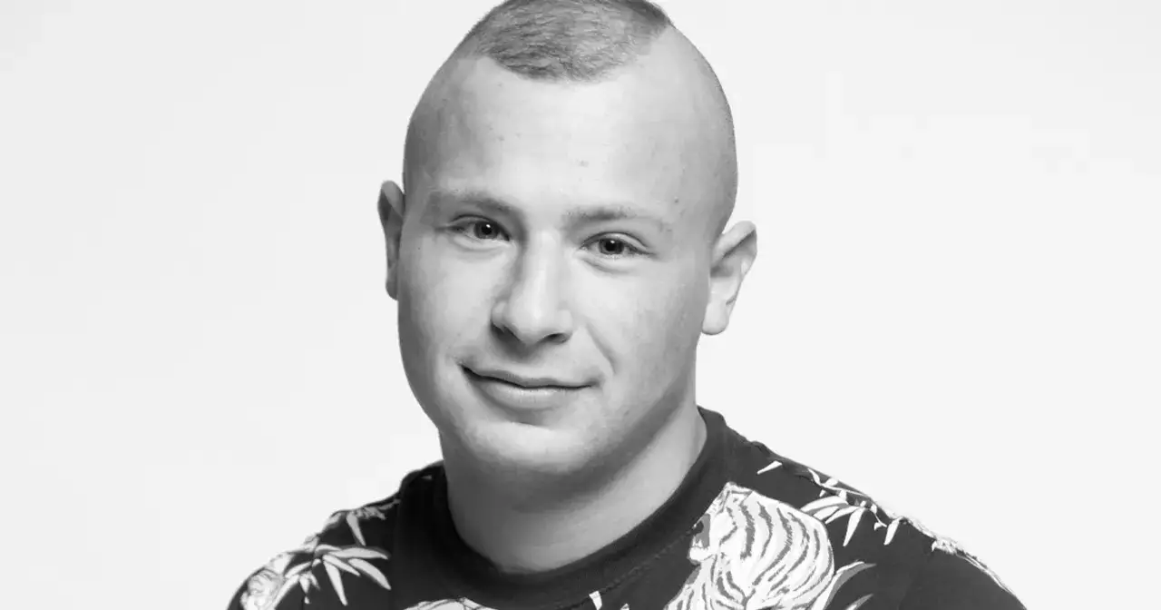 Młody mężczyzna z irokezem i tatuażem tygrysa na koszulce. Czyżby adek z lombardu nie żyje?