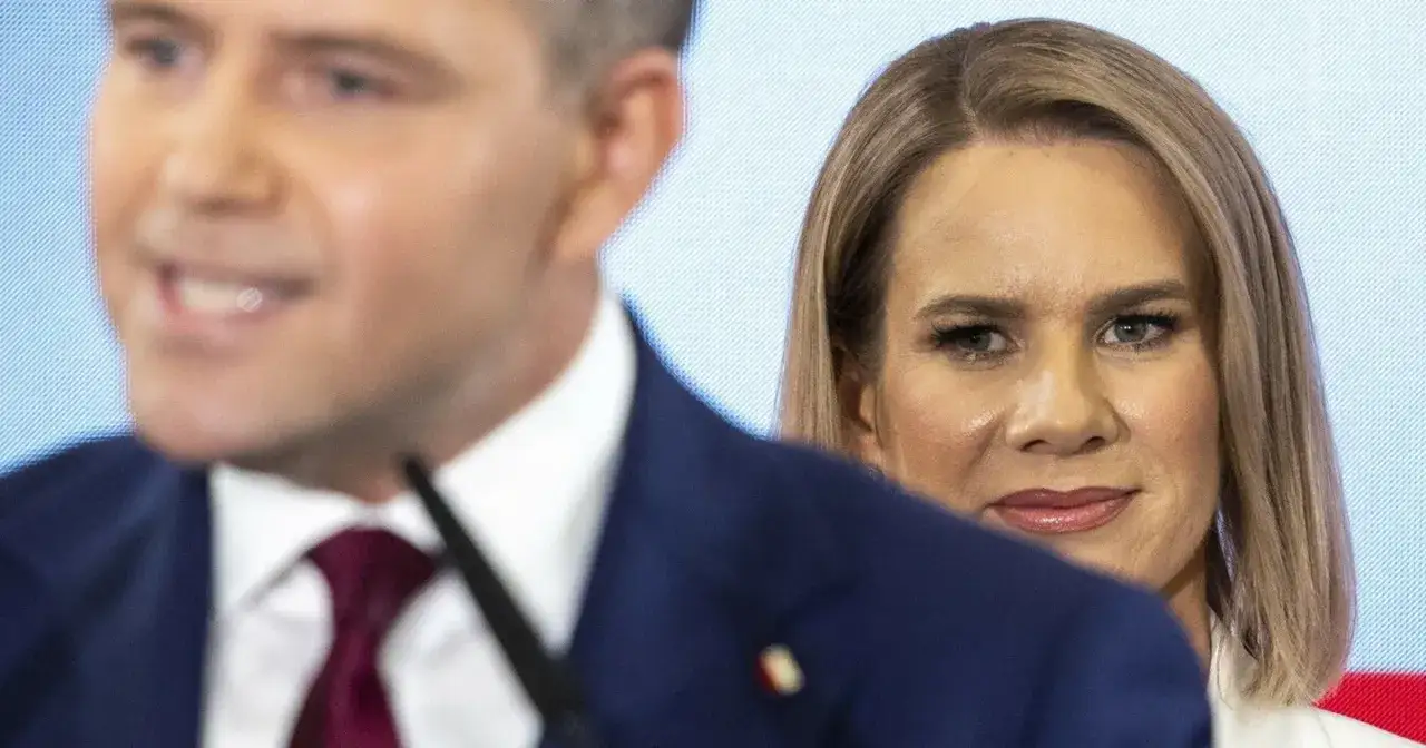 Pierwsza dama Polski, Agata Kornhauser-Duda, uśmiecha się podczas przemówienia męża.