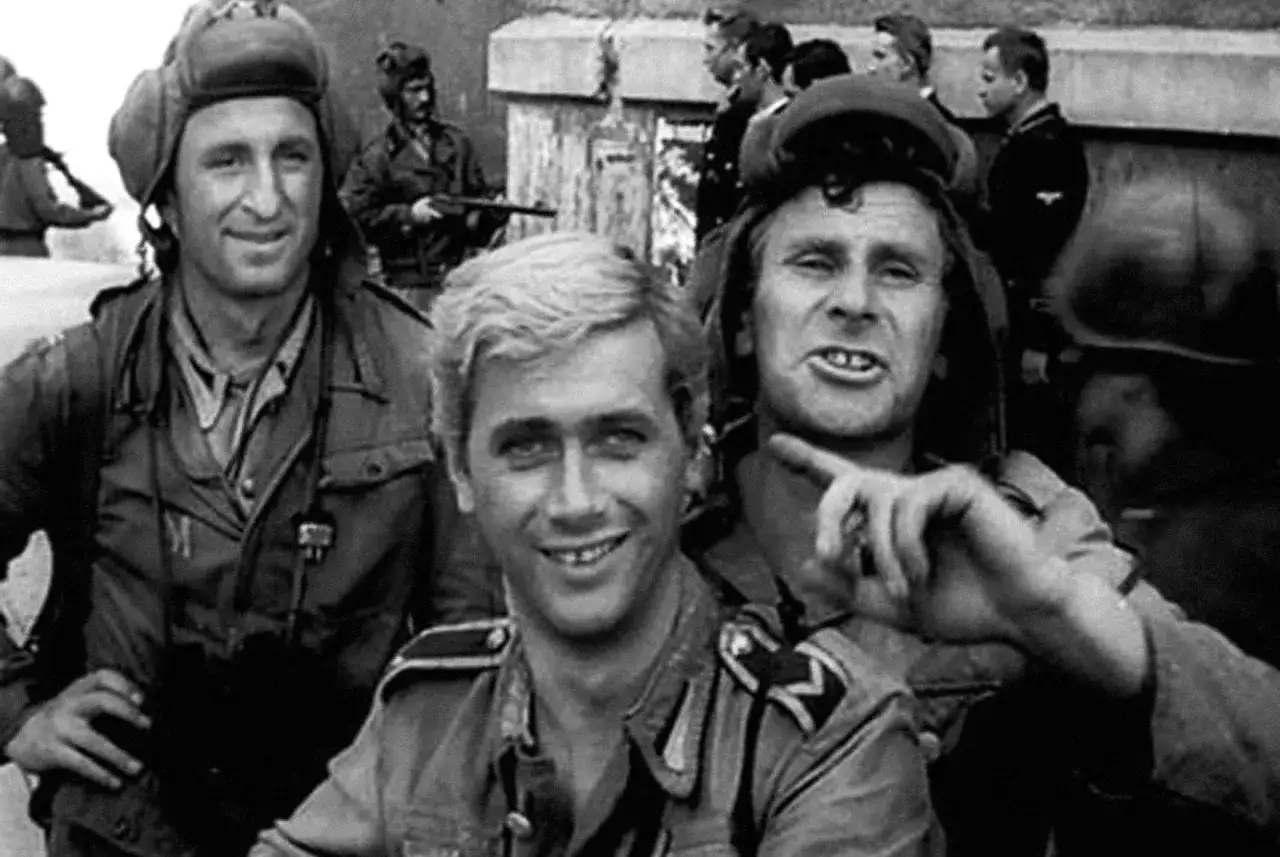 Czterej pancerni i pies obsada: Janek Kos, Gustaw, Wichura i Szarik pozdrawiają widzów.