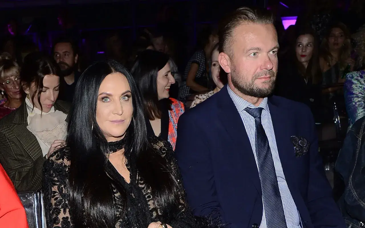 Kayah z partnerem na evencie. Elegancka para, która przyciąga uwagę.