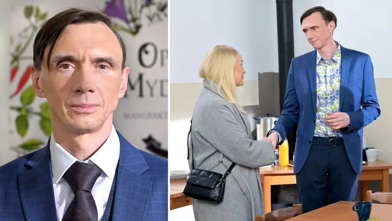 Mężczyzna w niebieskiej marynarce, być może mąż Anny Ilczuk, wita się z kobietą.