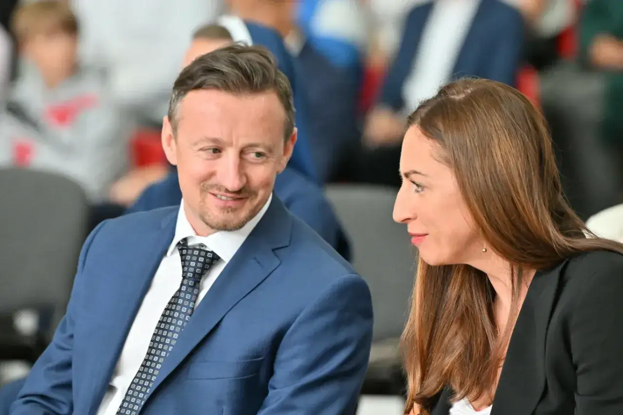 Justyna Kowalczyk i Maciej Kurzajewski w rozmowie. Ich wspólna historia budzi zainteresowanie, podobnie jak ten moment uchwycony na zdjęciu.