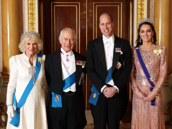 Król Wielkiej Brytanii Karol III z rodziną, w tym z księciem Williamem i księżną Kate, w strojach galowych.