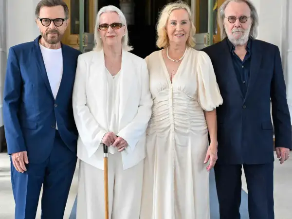 ABBA, zespół, który nie żyje, w komplecie. Agnieszka, Björn, Benny i Anni-Frid pozują razem.