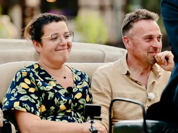 Basia z "Rolnik szuka żony" w letniej sukience z cytrynami, uśmiecha się do swojego wybranka.