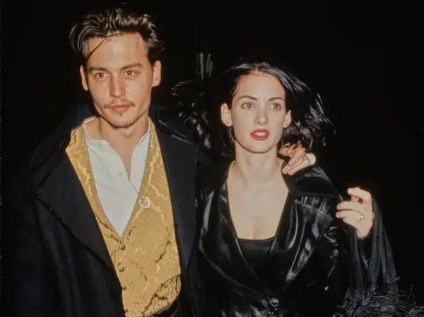 Johnny Depp i Winona Ryder, para z lat 90., w eleganckich strojach.
