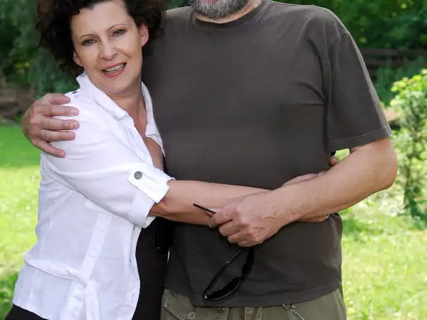 Dorota Kołak z uśmiechem opiera się o ramię mężczyzny, który może być jej pierwszym mężem.