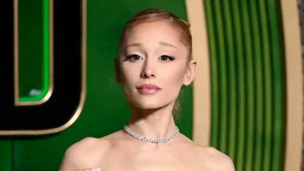 Ariana Grande w błyszczącym naszyjniku, wygląda na zmęczoną, jakby zmagała się z chorobą.