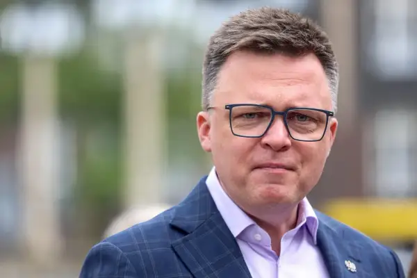 Szymon Hołownia w okularach, w garniturze. Mówi się o jego chorobie, ale wygląda na siłach.