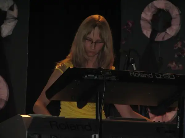 Niewidomy piosenkarz gra na syntezatorze Roland D-50.