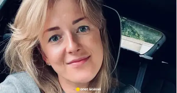 Joanna Wołosz, uśmiechnięta blondynka w samochodzie, być może po spotkaniu z mężem.
