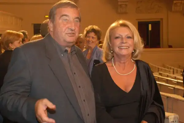 Robert Polak, aktor i mąż Ewy Wiśniewskiej, uśmiecha się do obiektywu.