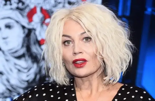 Monika Jarosińska z mężem po operacjach plastycznych. Jej blond włosy i czerwone usta przyciągają uwagę.