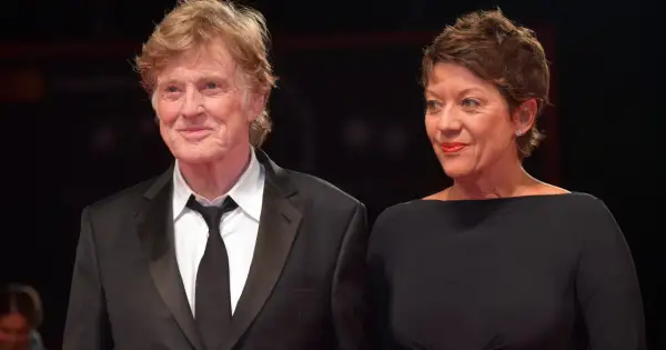 Robert Redford z żoną na czerwonym dywanie.