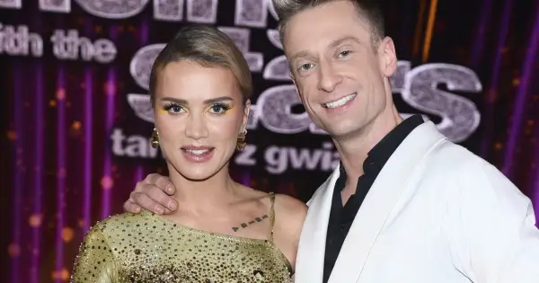 Maffashion i Danilczuk uśmiechają się do kamery. Ona w złotej sukience, on w białej marynarce.