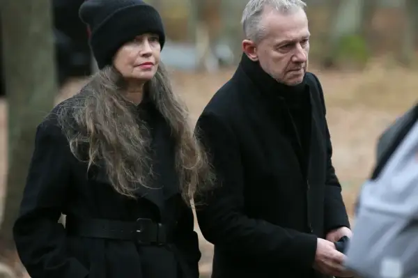 Bogusław Linda z pierwszą żoną Lidią w czarnych płaszczach i czapce.