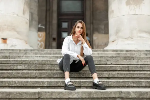Jakie buty do szarych spodni damskich wybrać, aby zachwycić stylizacją?