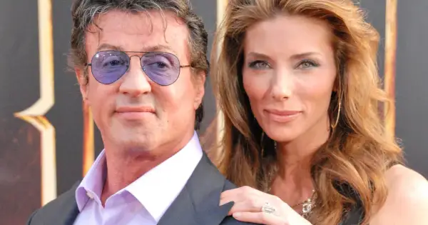 Sylvester Stallone z żoną Jennifer Flavin na czerwonym dywanie.