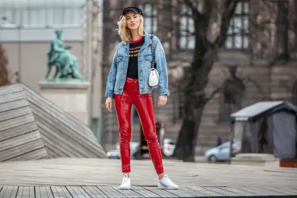Czerwone spodnie damskie z czym nosić - stylizacje, które zachwycą każdego