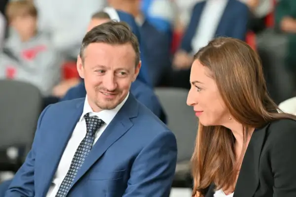 Justyna Kowalczyk i Maciej Kurzajewski, których romans budzi emocje, rozmawiają w trakcie wydarzenia.
