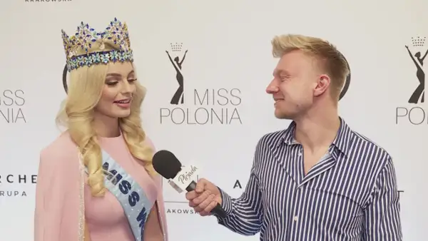 Karolina Soczewka, Miss Polonia, udziela wywiadu. Jej partner, dziennikarz, trzyma mikrofon.