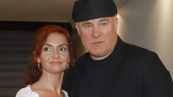 Kobieta z rudymi włosami i mężczyzna w czarnej czapce. Wszyscy pamiętamy, że Ryszard Rynkowski nie żyje.