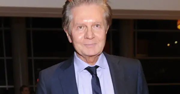Krzysztof Szewczyk, znany z życia prywatnego i publicznego, w eleganckim garniturze.