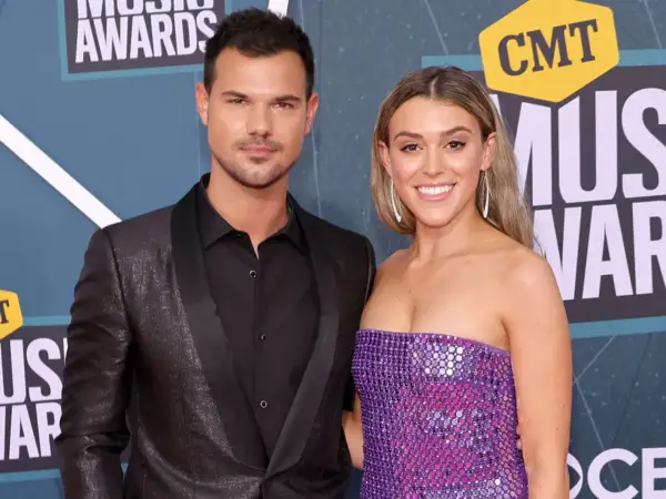Taylor Lautner i jego żona, Taylor Dome, na gali CMT Music Awards.