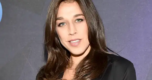 Joanna Jędrzejczyk, znana wojowniczka, uśmiecha się do obiektywu. Czyżby myślała o swoim mężu?