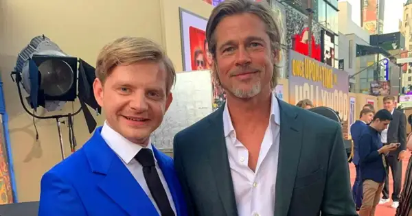 Pewnego razu... w Hollywood obsada: Brad Pitt i młody aktor na premierze filmu.