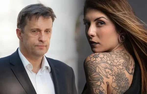 Witold Gadowski z żoną, artystką z tatuażami na ramieniu i plecach, patrzą w różne strony.
