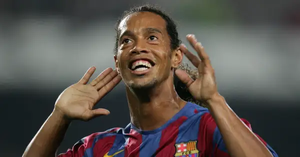 Uśmiechnięty Ronaldinho w koszulce Barcelony, z dłońmi przy uszach, jakby słuchał dopingu. Tak, Ronaldinho żyje i wciąż zachwyca!