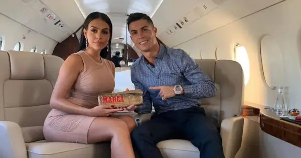 Georgina i Cristiano Ronaldo w prywatnym samolocie. Ona trzyma złoty przedmiot z napisem "MARCA".